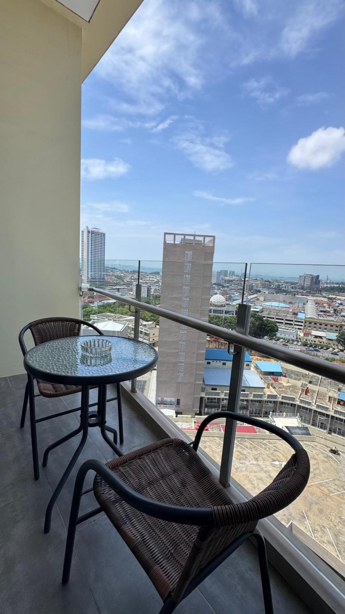 Nagoya Thamrin Apartment High Floor With View Exterior foto